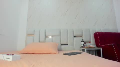 sara_sm1th_ online show from May 2026 11:50:01 AM