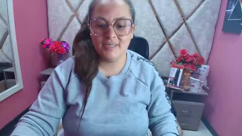 sara_thonson_ online show from December 2025 01:53:01 PM