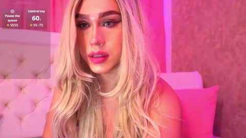 Snapshot of saraah_queen chatting on November 2025 04:00:02 AM Sarah online show from November 2025 04:00:02 AM