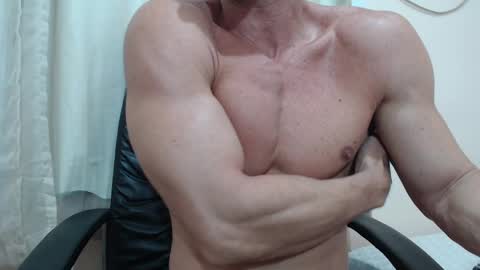 saradorj92 online show from November 2025 08:14:01 AM