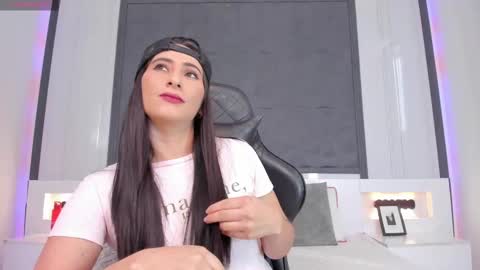 Snapshot of saragomez_1 chatting on February 2025 06:32:02 PM Sara Gomez online show from February 2025 06:32:02 PM