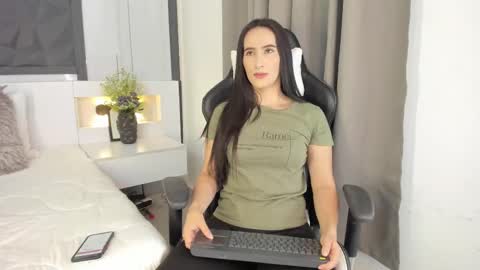 Snapshot of saragomez_1 chatting on October 2025 02:25:02 PM Sara Gomez online show from October 2025 02:25:02 PM