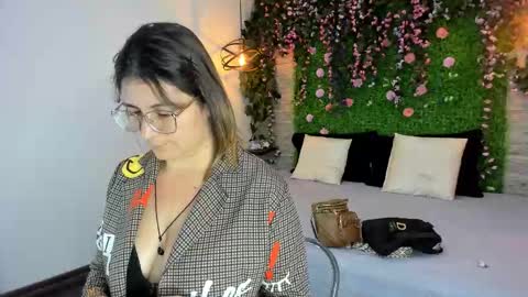 Sarah Deyvis online show from November 2025 01:21:02 PM