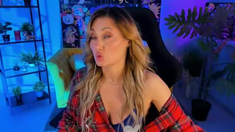 Divine Sarah NONUDE model online show from February 2025 05:46:02 PM