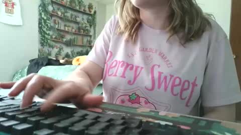 Snapshot of sarahpmummy chatting on May 2026 08:04:02 PM Sarah online show from May 2026 08:04:02 PM