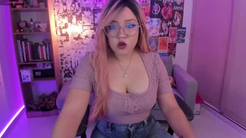 Snapshot of sararuales5 chatting on February 2025 01:21:01 PM Sara Ruales online show from February 2025 01:21:01 PM