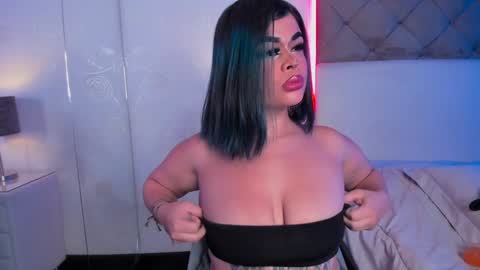 Snapshot of sashajune chatting on February 2025 08:57:01 PM selene online show from February 2025 08:57:01 PM