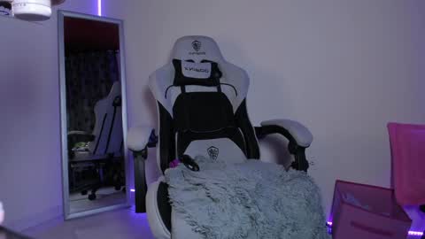    im expecting 300 thumbs up on my altar online show from January 2025 11:51:02 PM