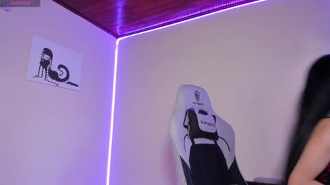    im expecting 300 thumbs up on my altar online show from January 2025 09:43:02 PM