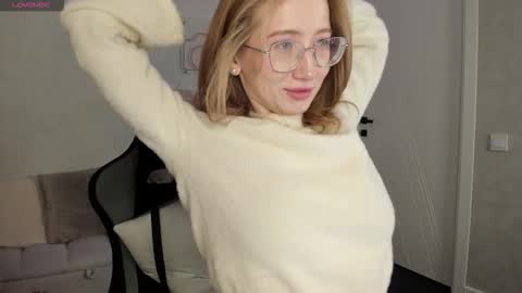 Snapshot of sayl0r_moon chatting on February 2026 01:26:01 AM Kira GMT 7 Mon Thu-Sun 0800am-0200pm online show from February 2026 01:26:01 AM