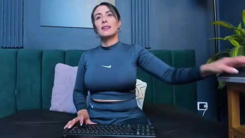 Scarlet Edwars online show from October 2025 08:20:01 PM