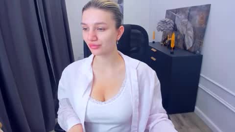 selenaemoore online show from May 2026 03:45:01 AM