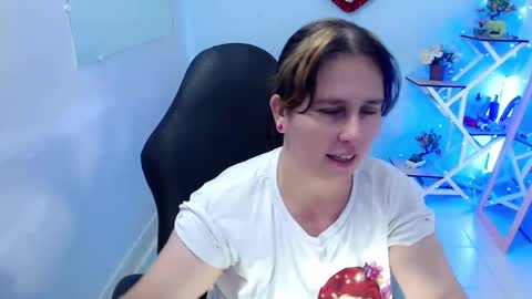 Snapshot of selene_mom chatting on February 2026 03:13:02 PM selene online show from February 2026 03:13:02 PM