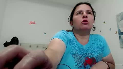 Snapshot of selene_mom chatting on April 2026 04:07:01 PM selene online show from April 2026 04:07:01 PM