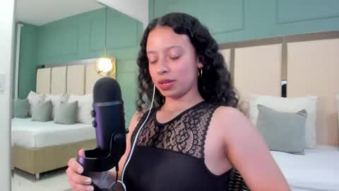 Snapshot of selene_rousse chatting on September 2025 03:08:02 AM Selene Rousse online show from September 2025 03:08:02 AM