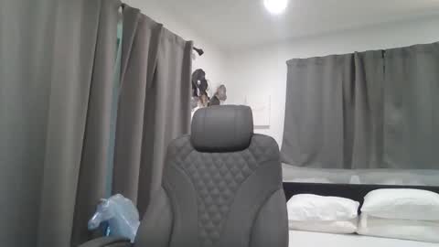 senyai40 online show from October 2025 05:25:02 PM