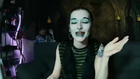 Snapshot of seraphinmunster chatting on October 2025 04:39:01 PM Seraphin Munster online show from October 2025 04:39:01 PM