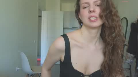Snapshot of sereta_fin chatting on June 2026 10:41:01 AM Hey Guys and Girls non-binary personalities Im Sereta online show from June 2026 10:41:01 AM