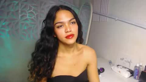 Snapshot of servicedoll18 chatting on November 2025 09:48:02 PM Bella online show from November 2025 09:48:02 PM