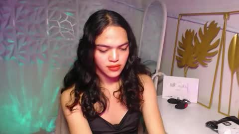 Snapshot of servicedoll18 chatting on November 2025 07:01:02 PM Bella online show from November 2025 07:01:02 PM