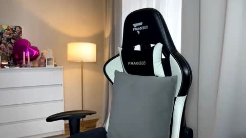 My name is Mia whats yours online show from September 2025 10:06:01 AM