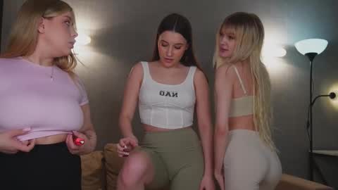 Snapshot of sexxxsirens chatting on March 2025 08:19:02 AM Hannah Monica Annie Andrea Eva Lina online show from March 2025 08:19:02 AM