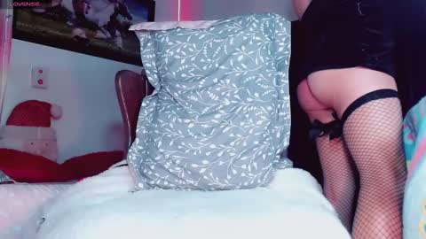 Snapshot of sexy_mysterious_dirty_girl chatting on December 2024 11:18:02 PM queen online show from December 2024 11:18:02 PM