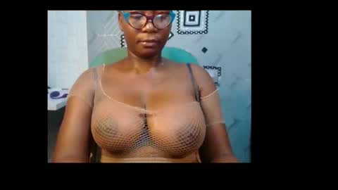 Snapshot of sexy_pearl12 chatting on December 2024 06:27:01 PM zoe online show from December 2024 06:27:01 PM