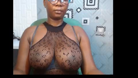 Snapshot of sexy_pearl12 chatting on January 2025 06:38:02 PM zoe online show from January 2025 06:38:02 PM