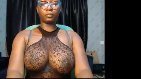 Snapshot of sexy_pearl12 chatting on January 2025 07:18:01 PM zoe online show from January 2025 07:18:01 PM