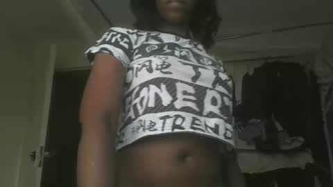 Snapshot of sexyy_tiny chatting on November 2025 12:05:02 PM Mel online show from November 2025 12:05:02 PM