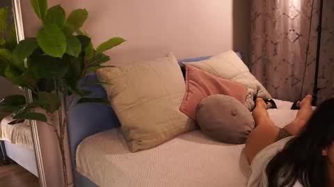 Lily  online show from December 2025 04:36:01 PM