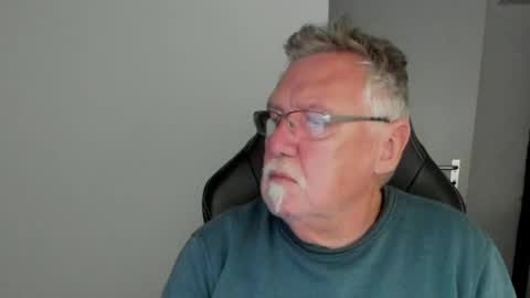 sharlots_pet online show from April 2026 06:32:02 PM