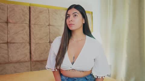 Snapshot of shelleymorell chatting on February 2026 12:10:02 PM Transmission schedule Monday - Friday 715 am to 200 pm time Colombia online show from February 2026 12:10:02 PM