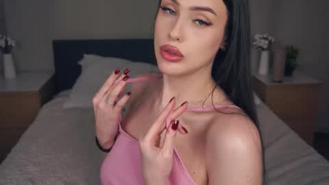 Mia online show from November 2025 03:58:02 PM