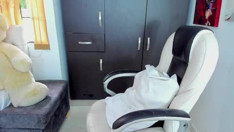 Nahomy online show from February 2026 09:45:01 PM