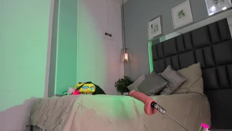 Keira online show from February 2026 12:04:01 PM