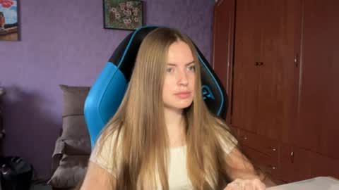 Snapshot of silksinner_ chatting on May 2026 07:37:01 AM Erica online show from May 2026 07:37:01 AM
