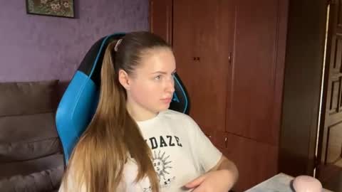 Snapshot of silksinner_ chatting on June 2026 10:31:02 AM Erica online show from June 2026 10:31:02 AM