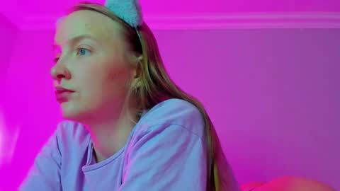 Snapshot of silky_huzelnut chatting on October 2025 07:23:02 AM Mila online show from October 2025 07:23:02 AM