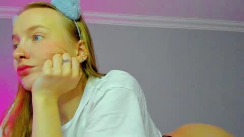 Snapshot of silky_huzelnut chatting on October 2025 07:34:01 AM Mila online show from October 2025 07:34:01 AM