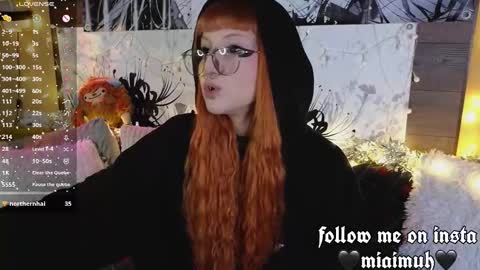 Mia online show from December 2025 09:55:01 PM