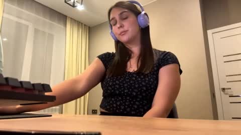 Snapshot of simapickford chatting on September 2025 10:09:02 AM Rose online show from September 2025 10:09:02 AM