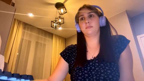 Snapshot of simapickford chatting on October 2025 10:03:01 AM Rose online show from October 2025 10:03:01 AM