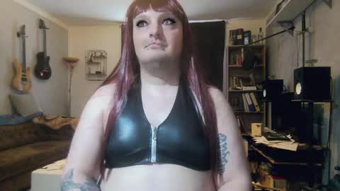Snapshot of sissylovedoll chatting on April 2026 03:17:01 PM Tiffany Candy online show from April 2026 03:17:01 PM