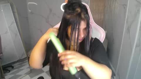 Snapshot of skeler_lovd_b chatting on December 2025 01:06:01 PM Skarlet online show from December 2025 01:06:01 PM