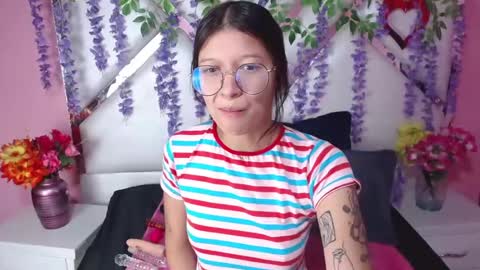 Snapshot of skinnyhorny_ chatting on January 2025 02:32:01 AM SKINNYHORNY online show from January 2025 02:32:01 AM