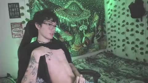 Snapshot of skiny_dann chatting on April 2026 04:37:01 AM skiny_dann online show from April 2026 04:37:01 AM