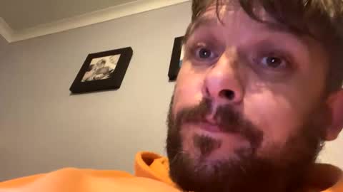 skuzzy25 online show from October 2025 05:49:02 AM