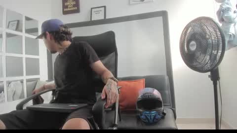 sky_wild online show from November 2025 08:33:02 PM